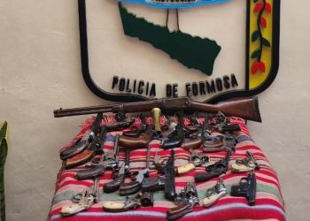 Plomero acudió a un trabajo, al dueño no le gustó lo que hizo y lo encañonó: en el allanamiento encontraron 26 armas de fuego