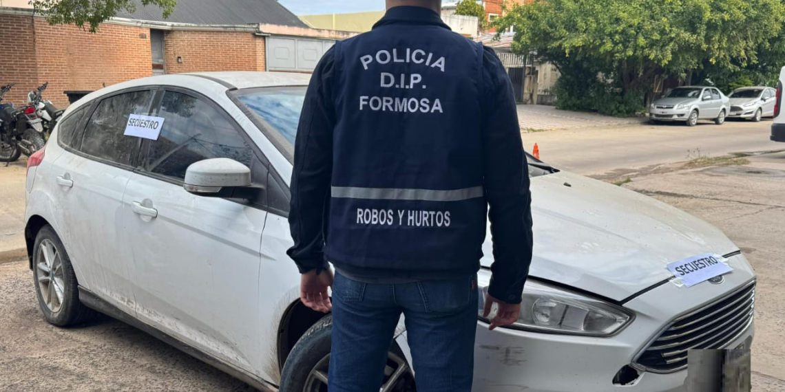 Hallaron el auto que colisionó contra el portón de una vivienda en pleno centro y se dio a la fuga