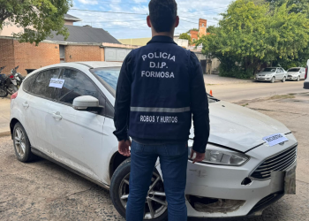 Hallaron el auto que colisionó contra el portón de una vivienda en pleno centro y se dio a la fuga