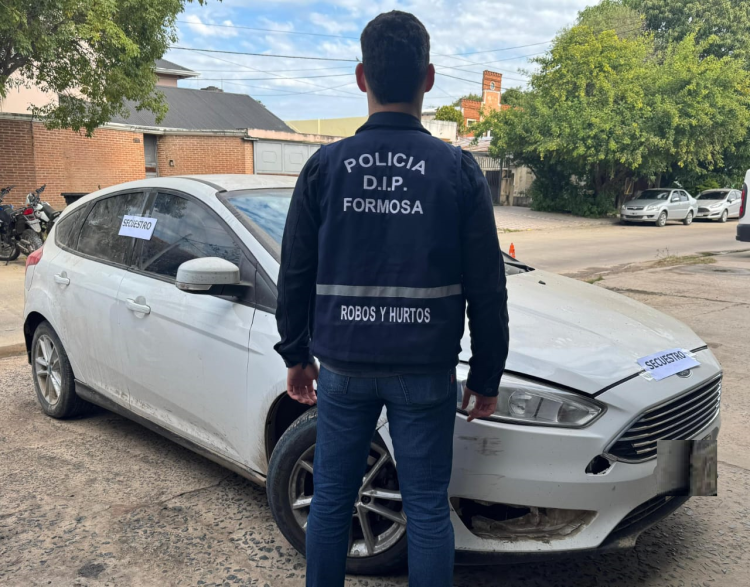 Hallaron el auto que colisionó contra el portón de una vivienda en pleno centro y se dio a la fuga