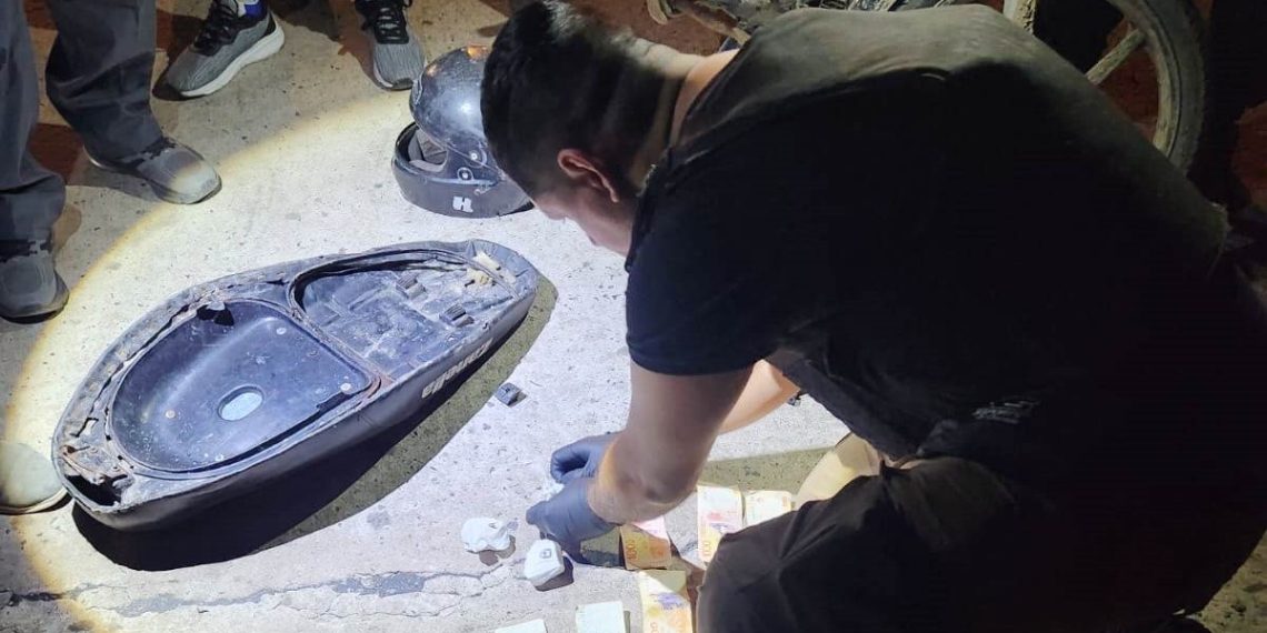 Circulaba en moto, vio a la policía, se asustó y cayó: cuando fueron a ayudarlo encontraron cocaína