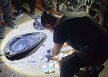 Circulaba en moto, vio a la policía, se asustó y cayó: cuando fueron a ayudarlo encontraron cocaína