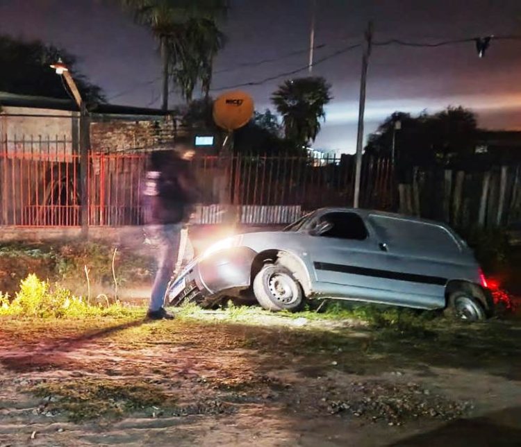 Empleado desleal no devolvió furgoneta llena de mercaderías, al ser interceptado intentó huir y cayó a una zanja