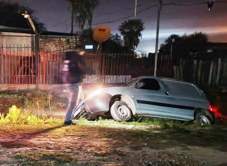 Empleado desleal no devolvió furgoneta llena de mercaderías, al ser interceptado intentó huir y cayó a una zanja