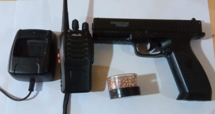 Demoraron a un joven de 18 años, tenía una pistola de aire comprimido, balines y una picana eléctrica