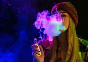 Los adolescentes que vapean son hasta seis veces más propensos a beber alcohol y probar marihuana