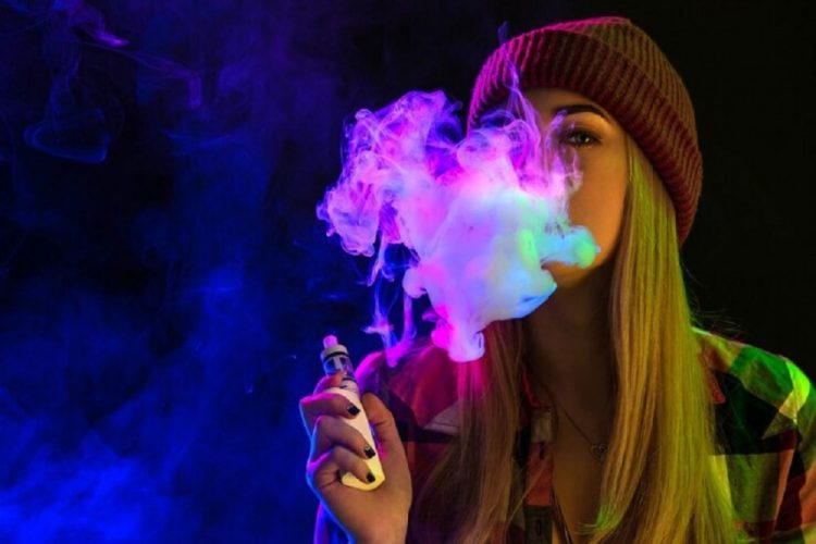 Los adolescentes que vapean son hasta seis veces más propensos a beber alcohol y probar marihuana