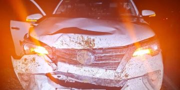 Violento accidente en El Colorado: Una camioneta 4×4 chocó desde atrás y a gran velocidad a dos motociclistas