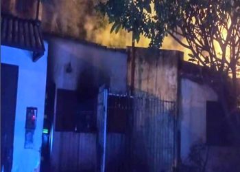 Buscan a un pirómano que le prendió fuego a una casa del barrio Juan Manuel de Rosas