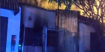 Buscan a un pirómano que le prendió fuego a una casa del barrio Juan Manuel de Rosas