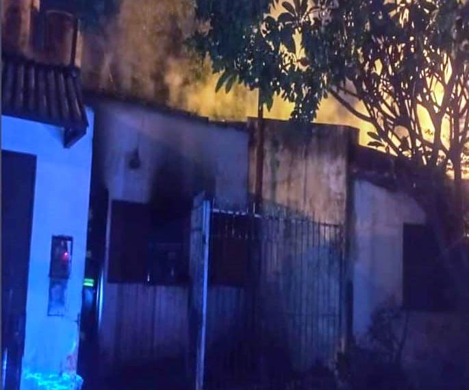 Buscan a un pirómano que le prendió fuego a una casa del barrio Juan Manuel de Rosas