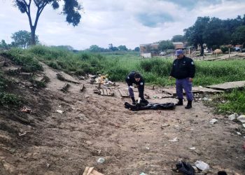 Una mujer fue interceptada en la vía pública con una escopeta y dos rifles