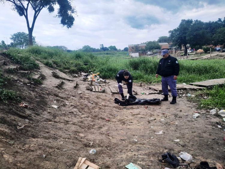 Una mujer fue interceptada en la vía pública con una escopeta y dos rifles