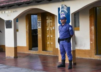 Un hombre intentó evitar su arresto a las trompadas y patadas: igual fue reducido y quedó detenido