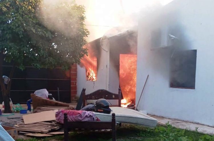 Un cortocircuito desató voraz incendio de vivienda: dos dotaciones de bomberos sofocaron las llamas