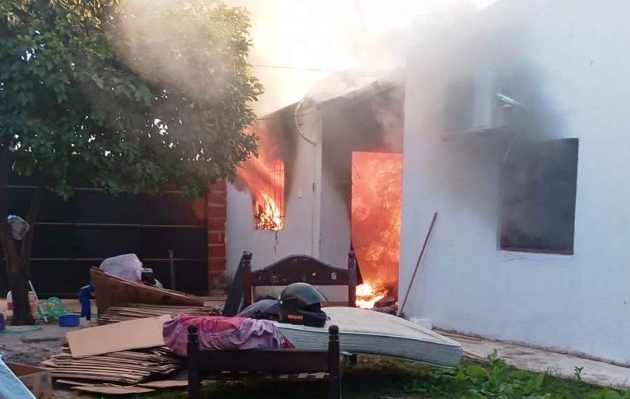 Un cortocircuito desató voraz incendio de vivienda: dos dotaciones de bomberos sofocaron las llamas