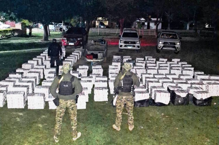 Banda de contrabandistas movía un cargamento ilegal de cigarrillos valuado en 100 millones de pesos y llegó la Policía