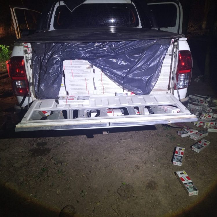 Banda de contrabandistas movía un cargamento ilegal de cigarrillos valuado en 100 millones de pesos y llegó la Policía