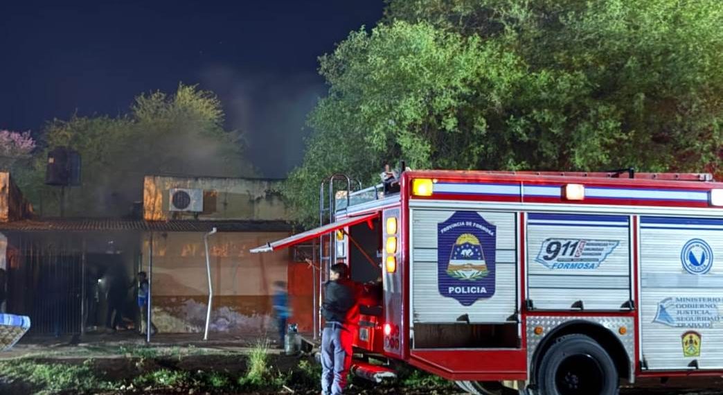 Incendio intencional de un complejo de alquileres: bombero resultó herido tras rescatar a la propietaria de entre las llamas