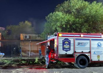 Incendio intencional de un complejo de alquileres: bombero resultó herido tras rescatar a la propietaria de entre las llamas
