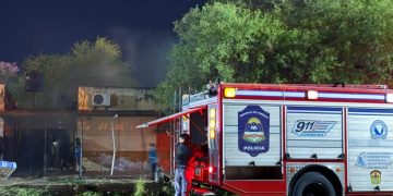 Incendio intencional de un complejo de alquileres: bombero resultó herido tras rescatar a la propietaria de entre las llamas