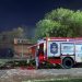 Incendio intencional de un complejo de alquileres: bombero resultó herido tras rescatar a la propietaria de entre las llamas
