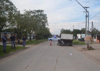 Motociclista chocó un camión estacionado, sufrió lesiones graves y quedó internado con pronóstico reservado