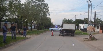 Motociclista chocó un camión estacionado, sufrió lesiones graves y quedó internado con pronóstico reservado