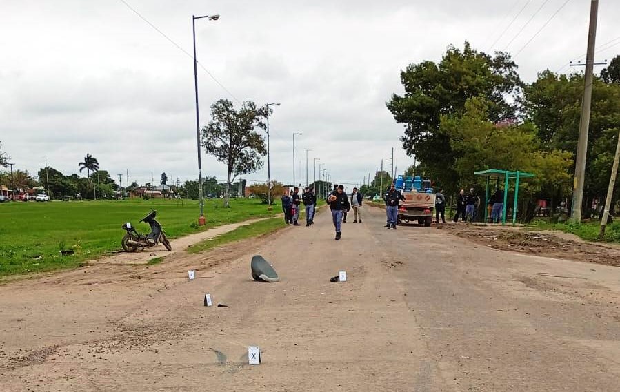 Un joven de 17 años falleció en el hospital luego de chocar contra una camioneta en circuito 5