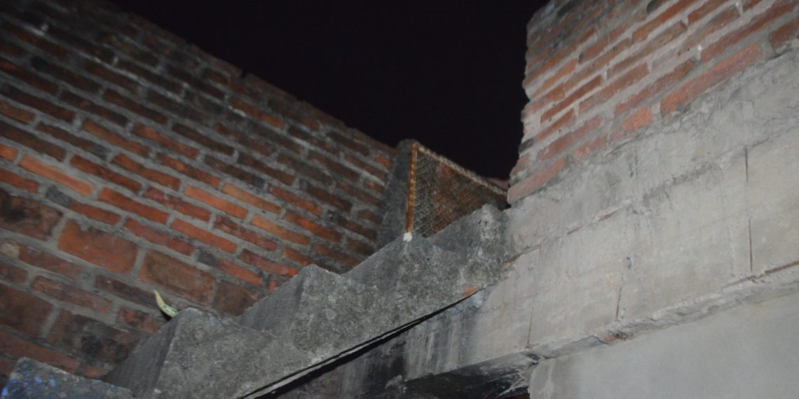 Un bebé de un año cayó del primer piso de un departamento y está grave