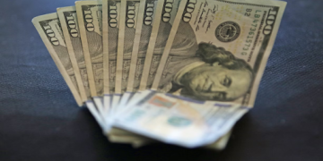 ¿Conviene ahorrar en dólares? Analizamos todas las ventajas y desventajas