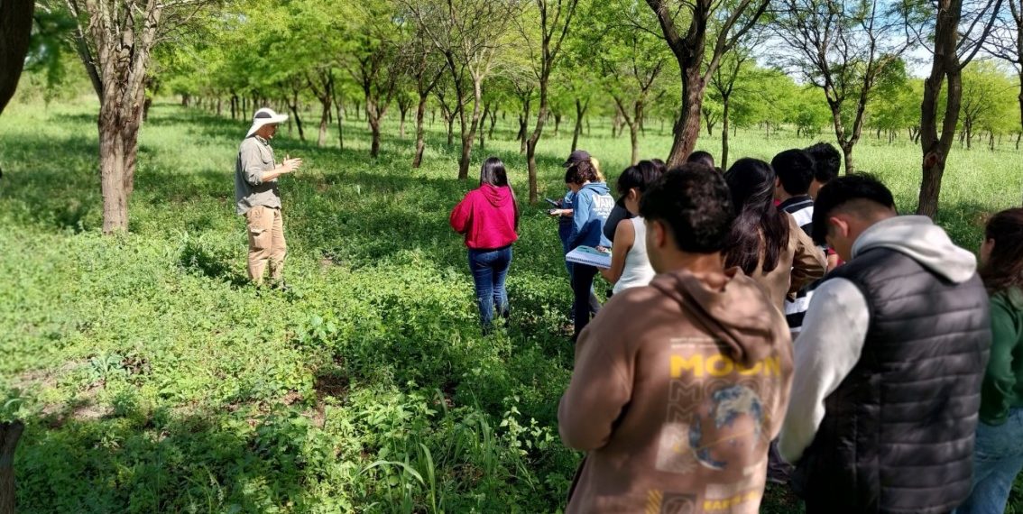 Alumnos de la Universidad Provincial de Laguna Blanca visitaron el INTA de Laguna Naineck