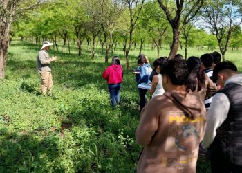 Alumnos de la Universidad Provincial de Laguna Blanca visitaron el INTA de Laguna Naineck