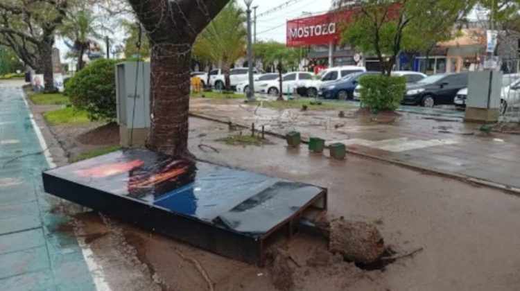 Fuerte temporal dejó destrozos, calles inundadas y cortes de luz por caída de postes
