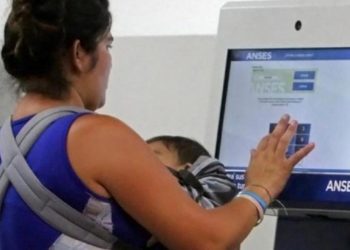 A pedido del FMI, Milei proyecta un ajuste en la AUH y las asignaciones familiares