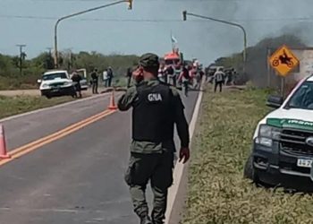 Tensión en la Ruta 81: originarios cortan el tránsito y chocan con Gendarmería