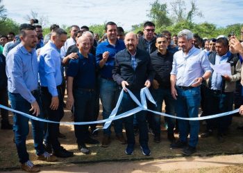 Insfrán inauguró un acueducto, obras educativas y una pileta municipal en su gira por el oeste
