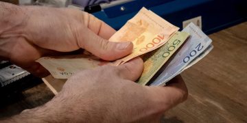 Informe: 8 de cada 10 trabajadores no cubre sus necesidades básicas y el sueldo se les termina en menos de dos semanas