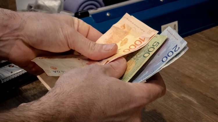 Informe: 8 de cada 10 trabajadores no cubre sus necesidades básicas y el sueldo se les termina en menos de dos semanas