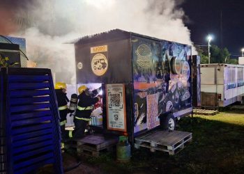 Cortocircuito habría provocado incendio de un food truck en el paseo ferroviario