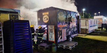 Cortocircuito habría provocado incendio de un food truck en el paseo ferroviario