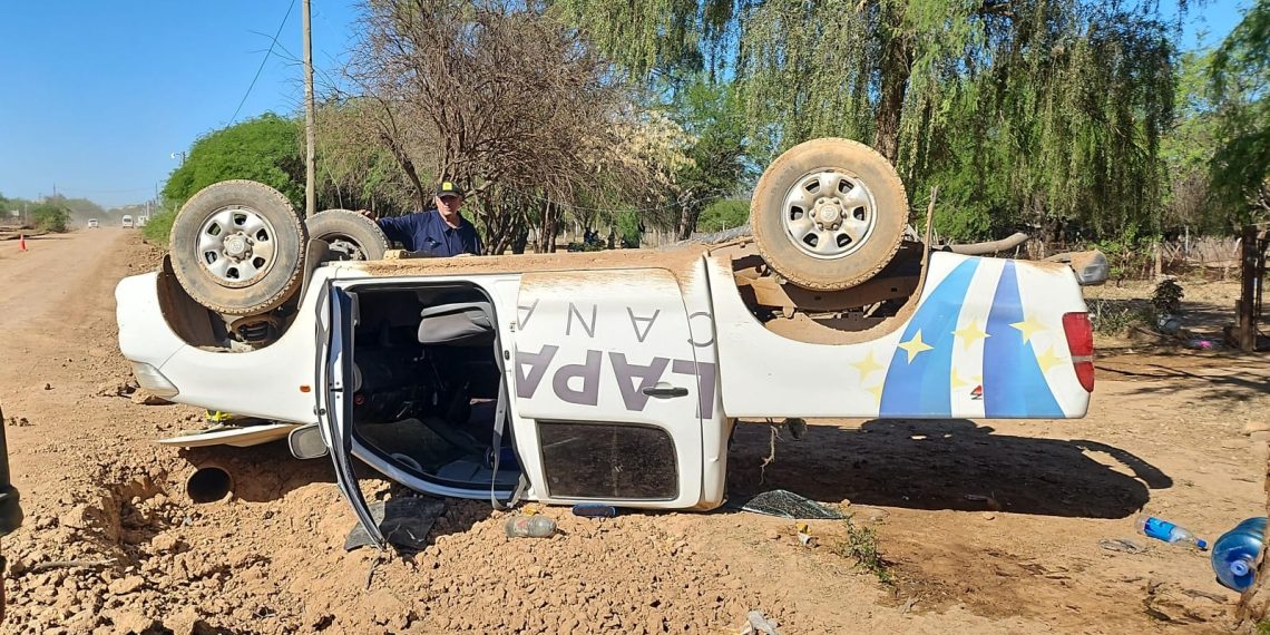 Una camioneta de Canal 11 volcó: de milagro sus tres ocupantes salieron ilesos
