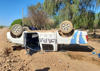 Una camioneta de Canal 11 volcó: de milagro sus tres ocupantes salieron ilesos