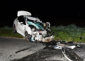 Choque frontal entre auto y camión casi termina en tragedia en la ruta 81