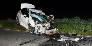 Choque frontal entre auto y camión casi termina en tragedia en la ruta 81