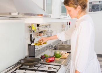 ¿Cómo reducir los olores en la cocina sin gastar demasiado?