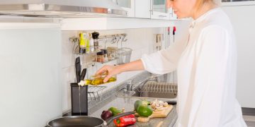 ¿Cómo reducir los olores en la cocina sin gastar demasiado?