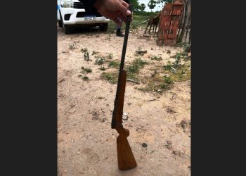 Tres hombres armados con rifles agredieron a un vecino en su propia casa