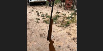 Tres hombres armados con rifles agredieron a un vecino en su propia casa