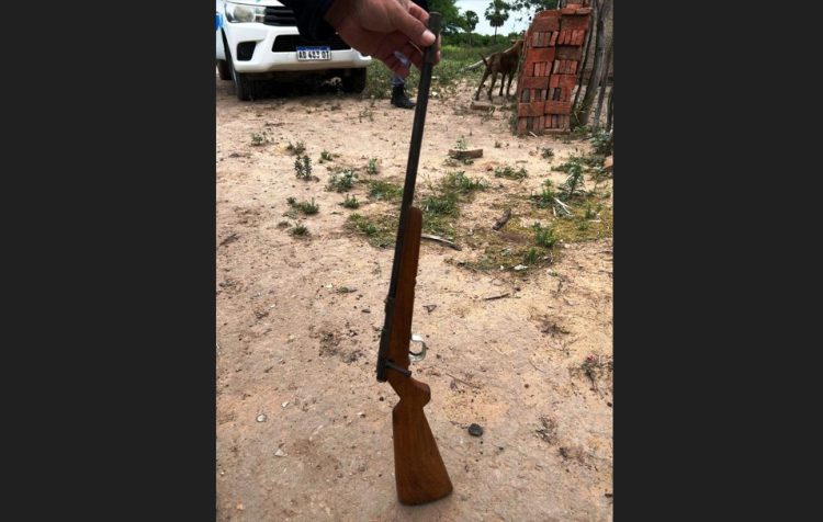 Tres hombres armados con rifles agredieron a un vecino en su propia casa